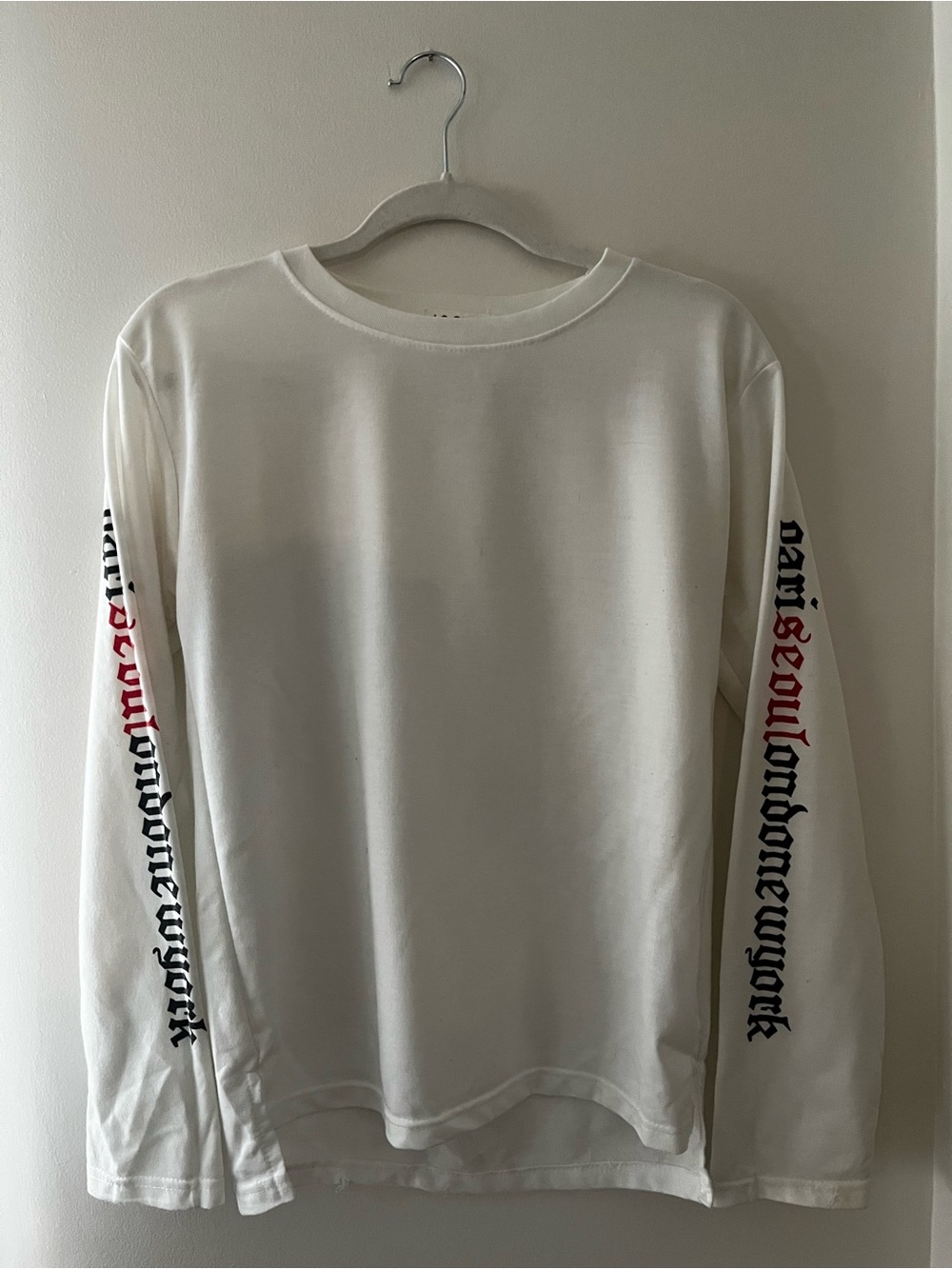 Crew Neck Long-Sleeve Graphic Sleeve Sweatshirt in White
